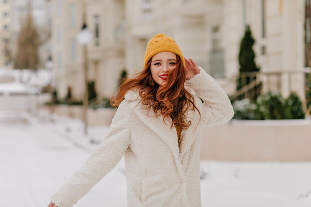 Portrait en plein air d'une jeune femme posant en hiver