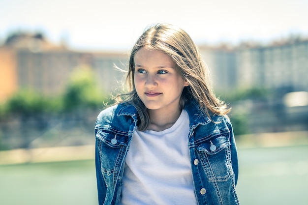 Portrait en plein air de jeune fille de 10 à 11 ans