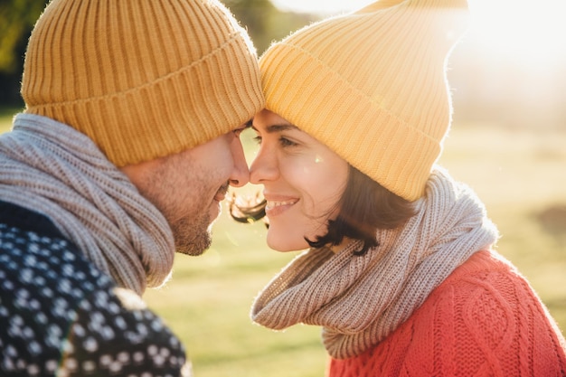 Portrait en plein air d'une jolie femme et de son petit ami se regardent les yeux garder le nez ensemble profiter du calme et de la convivialité Beau jeune homme et sa petite amie passent du bon temps ensemble