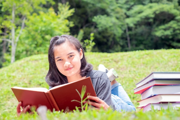 Portrait en plein air d&#39;une jolie jeune fille lisant un livre - Asie people