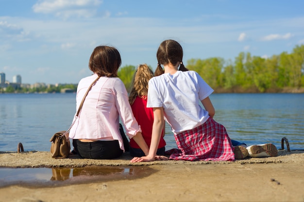 Portrait en plein air d&#39;une mère et de ses deux filles