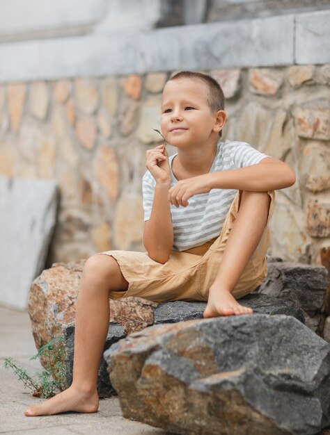 Portrait en plein air d'un petit garçon mignon