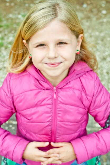 Photo portrait en plein air d'une petite fille heureuse en gros plan