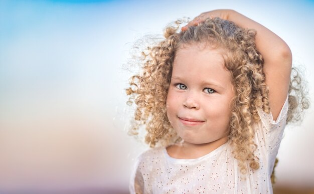 Portrait en plein air d'une petite fille souriante. Concept d'émotion positive.