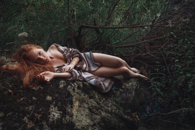 Portrait en plein air sensuel en gros plan d'une fille au gingembre avec des taches de rousseur