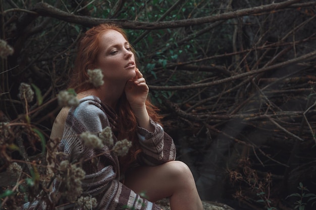 Portrait en plein air sensuel en gros plan d'une fille au gingembre avec des taches de rousseur