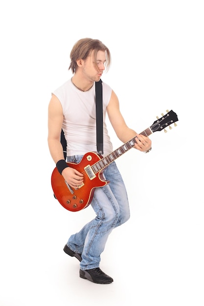 Portrait en pleine croissance d'un jeune homme avec une guitare