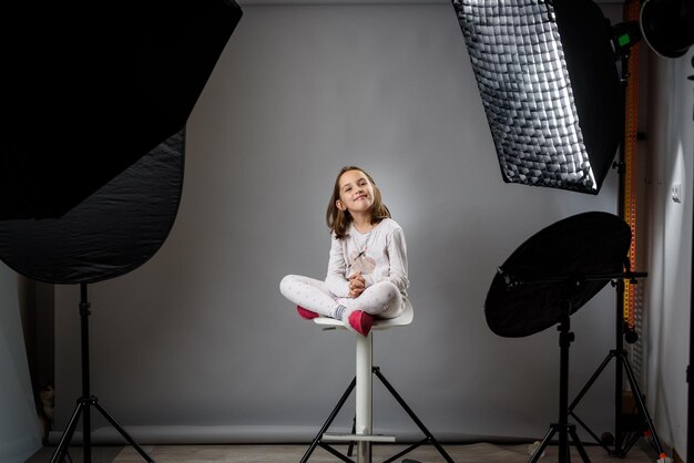 Photo portrait en pleine longueur d'une femme assise sur une chaise