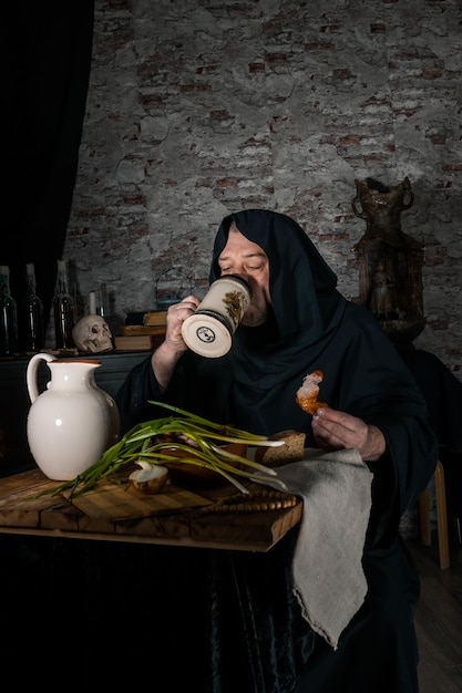 Photo portrait en pleine longueur d'un homme assis sur une table