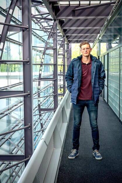 Portrait en pleine longueur d'un jeune homme debout sur une passerelle