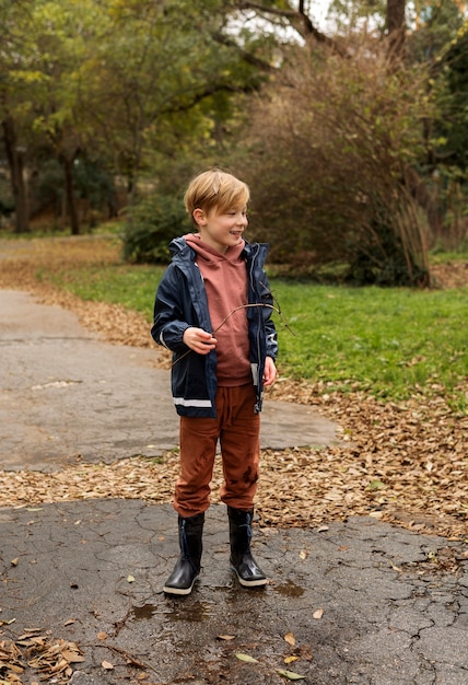 Photo portrait de pluie de jeune et beau garçon