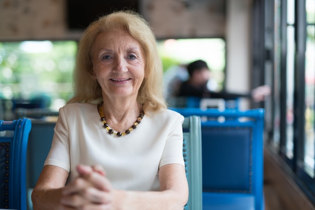 Portrait de portrait de femme âgée senior souriant