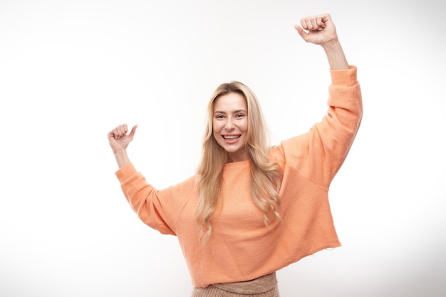 Portrait positif fille blonde se réjouit émotionnellement et se sent heureux satisfait isolé sur fond blanc bannière publicitaire