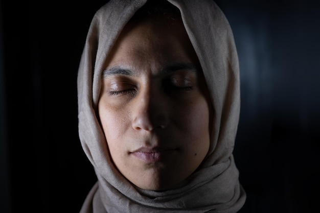 Portrait pour les femmes musulmanes sur fond noir en studio avec des expressions faciales