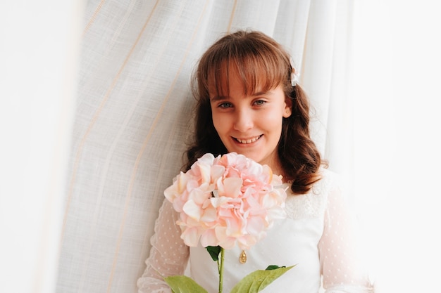 Portrait d'une préadolescente d'environ 10 ans qui va faire la communion