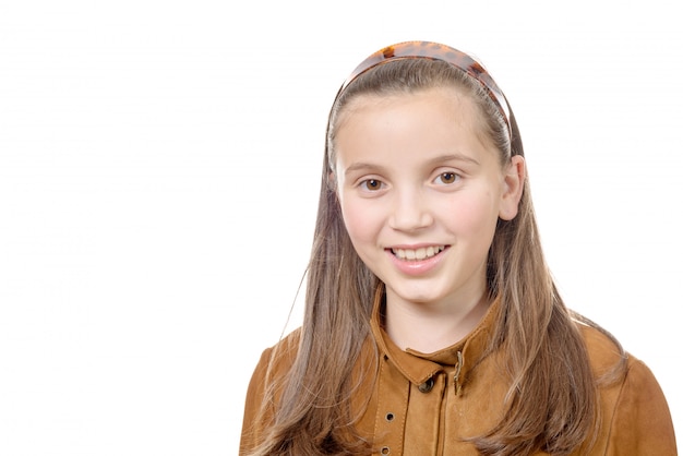 Portrait de préadolescente isolé sur fond blanc