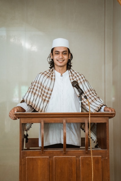 Portrait de prédicateur masculin musulman partage sur l'islam pendant le temps de prière dans la mosquée