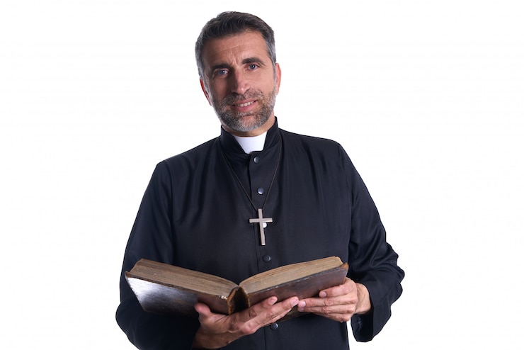 Photo portrait de prêtre avec la sainte bible en mains