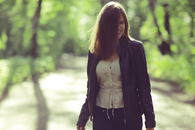 Portrait de printemps de belle jeune brune