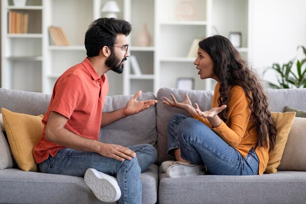 Portrait de problèmes relationnels d'un jeune couple indien se disputant à la maison