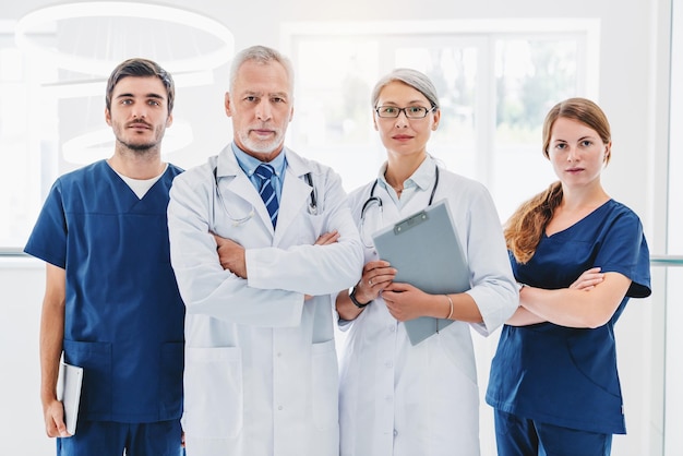 Portrait de professionnels de la santé confiants debout à l'hôpital