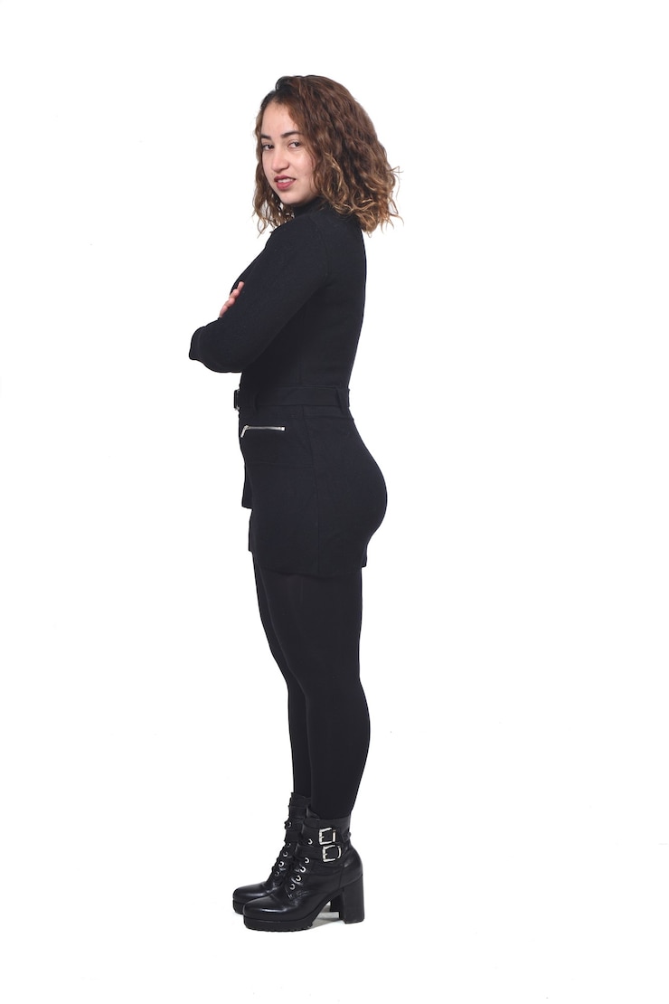 Photo portrait de profil d'une femme avec les bras croisés et regardant camara