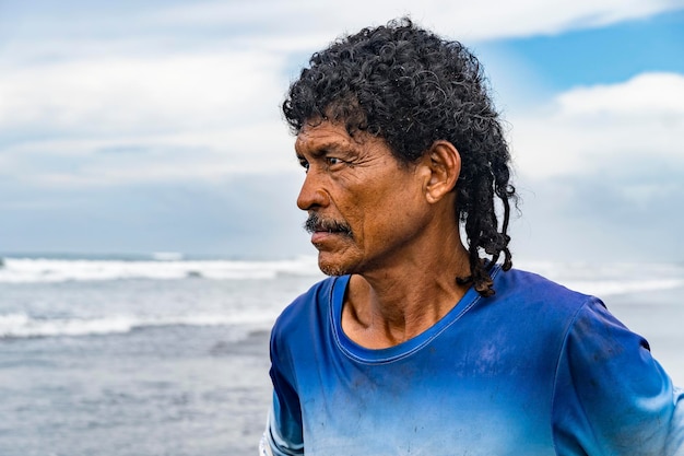 Portrait de profil d'un pêcheur regardant l'horizon