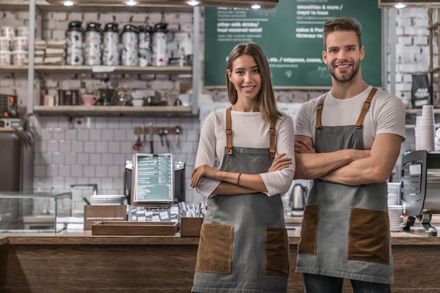 Portrait de propriétaires de cafés d'affaires prospères à l'intérieur