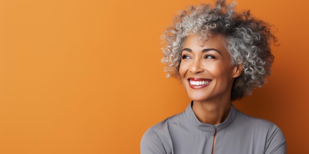 Portrait psychologique d'une belle femme afro-américaine confiante dans la cinquantaine. Femme d'âge moyen avec une coiffure grise courte regardant l'espace de copie