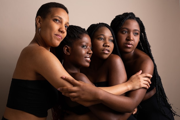 Photo portrait de quatre belles jeunes femmes africaines