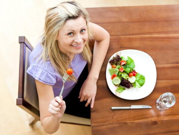 Portrait, de, a, radiant, femme, manger, a, salade, dans, les, salon