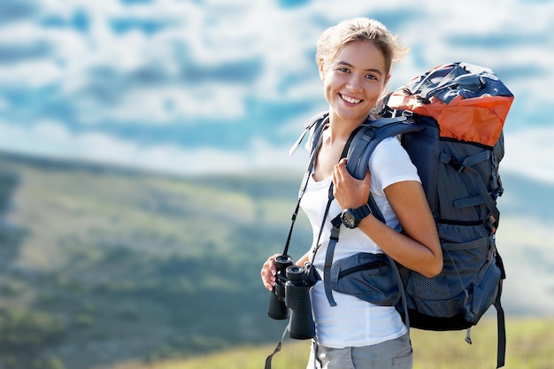 Portrait de randonneur. Femme randonnée femme heureuse et souriante pendant la randonnée sur le volcan Teide, Tenerife,