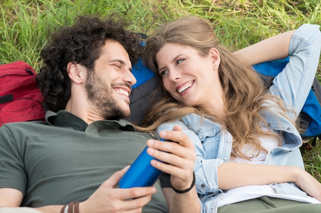 Portrait de randonneurs heureux couché sur le pré