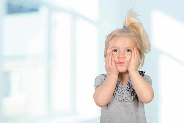 Portrait d'une ravissante petite fille