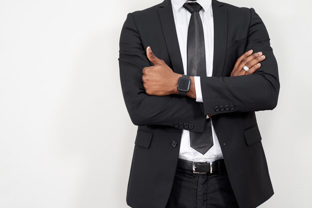 Portrait recadrée d'un homme africain réussi avec les bras croisés