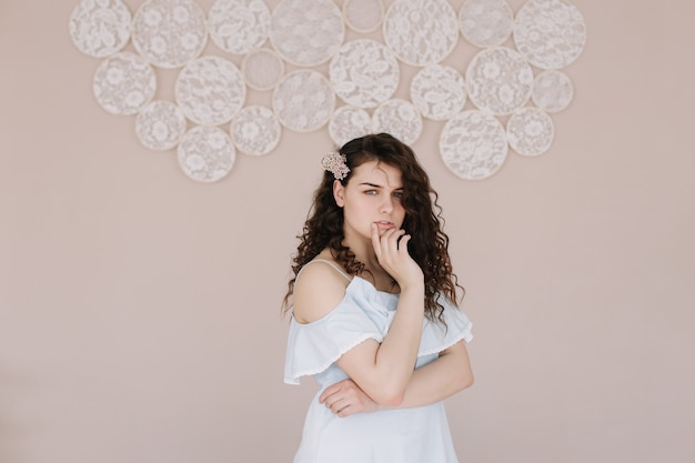 portrait romantique d'une belle fille vêtue d'une robe à l'intérieur