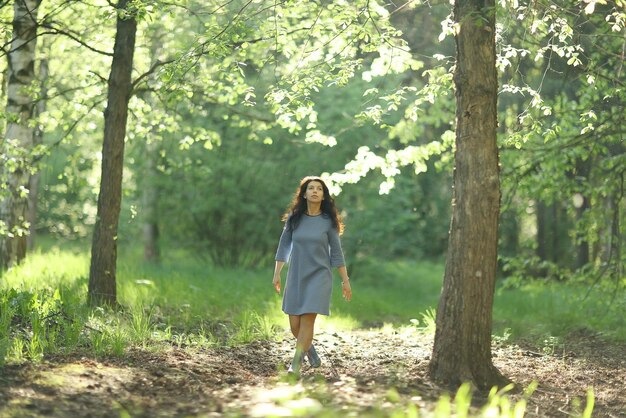 Portrait romantique d'été d'une fille