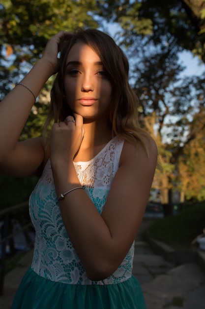 Portrait de rue d'une femme blonde géniale posant à une journée ensoleillée