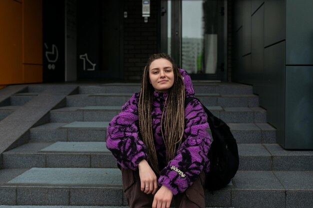 Portrait de rue d'une jeune femme avec des dreadlocks