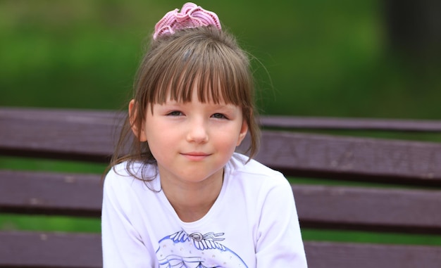 portrait de rue d'une jeune fille de 7 ans