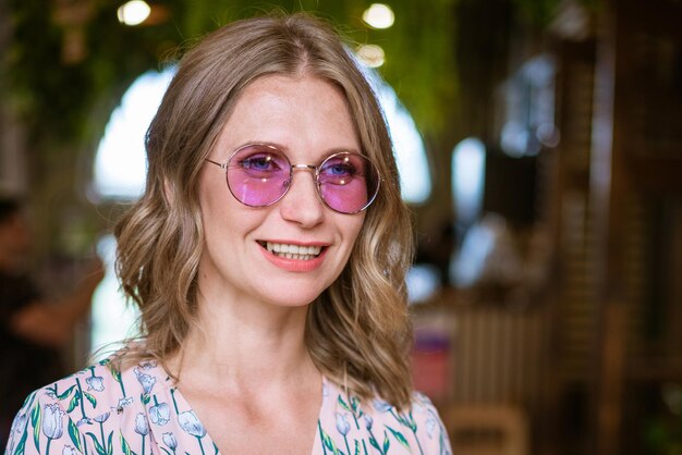 Portrait de rue de mode de printemps d'une femme élégante, heureuse et souriante en rose