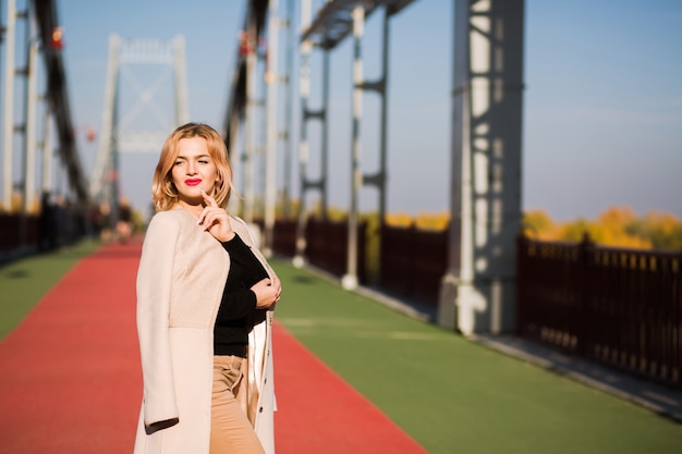 Portrait de rue en plein air d'un beau modèle en vêtements décontractés d'automne marchant dans la ville