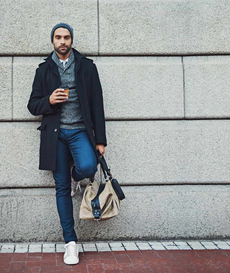 Photo portrait sac et homme d'affaires au mur espace pour la mode style d'hiver ou de voyage sur le trajet du matin dans la ville trottoir confiant ou touristique centre-ville pour l'opportunité de travail international ou la croissance de carrière
