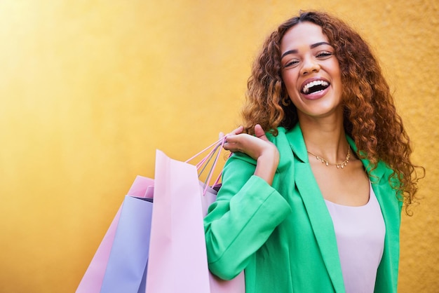 Portrait de sac à provisions et femme noire avec succès de beauté vente ou promotion de mode isolée sur fond de mur Richesse de détail et modèle funky excité ou personne avec maquette de célébration de vêtements