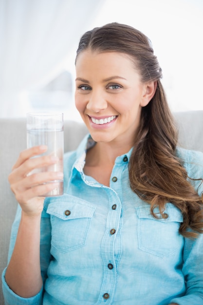 Portrait, de, séduisant, femme, tenue, verre eau