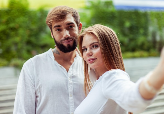 Portrait selfie d'un jeune couple amoureux dans une ville