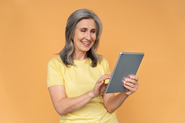 Portrait senior avec tablette numérique