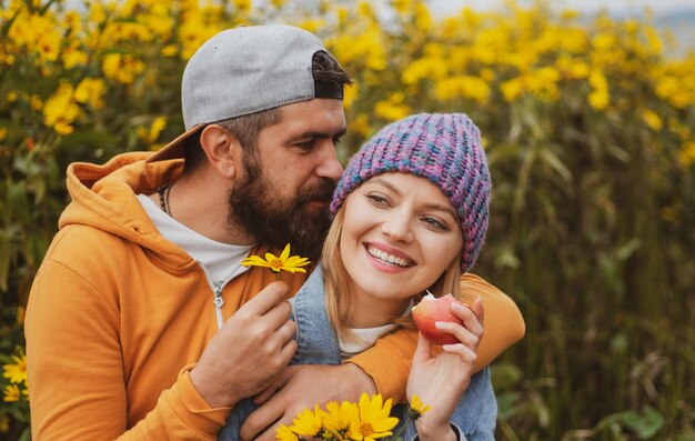 Portrait sensuel de jeune couple amoureux dans le parc d'automne avec flovers couple amoureux embrassant et kis