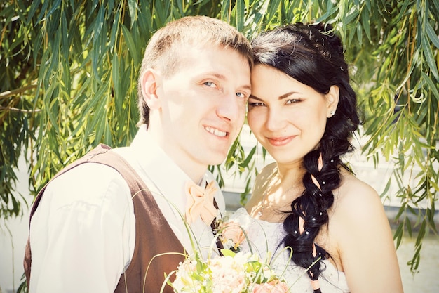 Portrait sensuel d'un jeune couple Photo de mariage en plein air