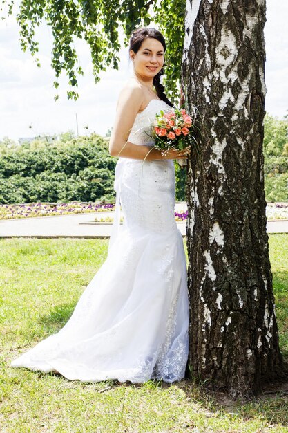 Portrait sensuel d'un jeune couple Photo de mariage en plein air